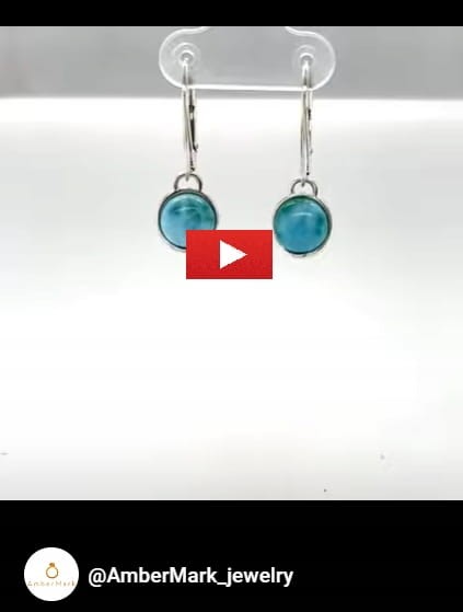 ohrringe mit larimar am modell präsentiert