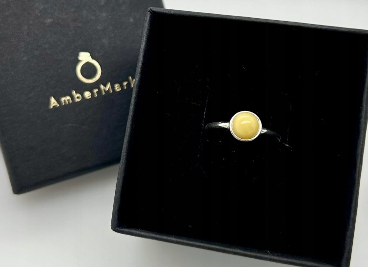 Detailansicht eines Silberrings mit Bernstein