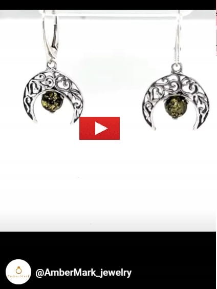 Silberohrringe mit Bernstein LUNULA am Modell