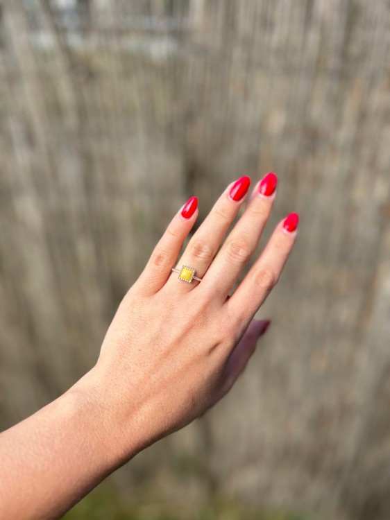 Silberner Ring mit quadratischem Bernstein