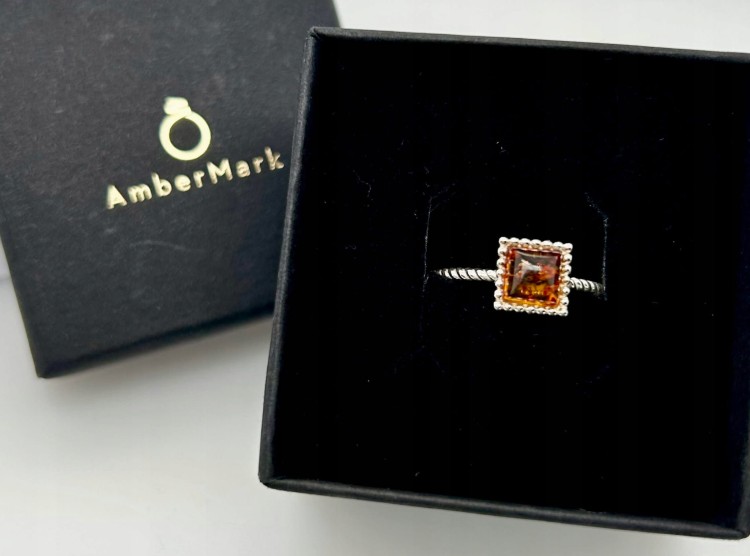 Eleganter silberner Bernsteinring