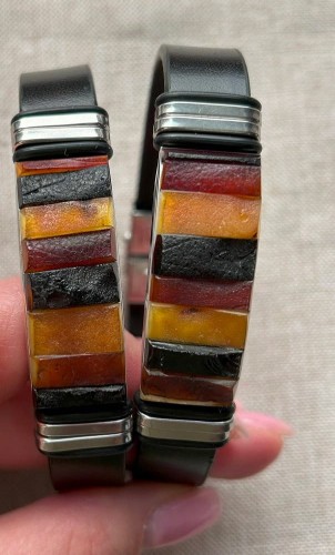 Herrenarmband aus Leder und Rohbernstein
