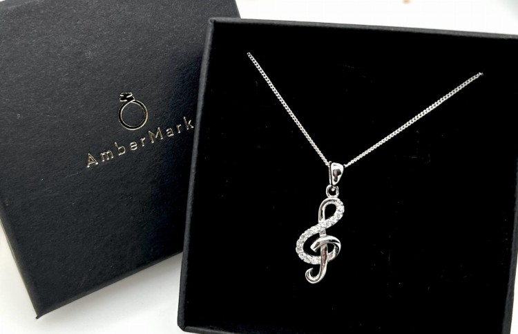 Silberanhänger Violinschlüssel mit Zirkonia Nahaufnahme