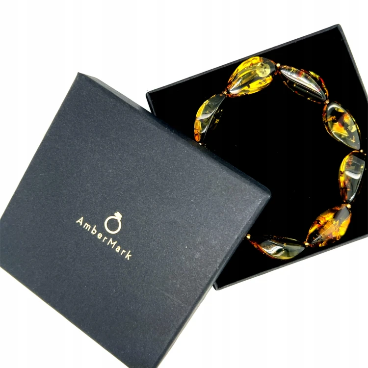 Grünes Bernsteinarmband auf elastischem Band