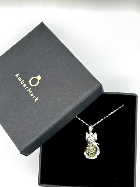 Handgefertigter Schmuck aus Silber mit Bernstein