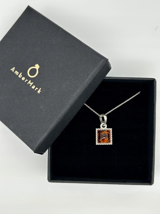 Handgefertigter Silberschmuck mit Bernstein
