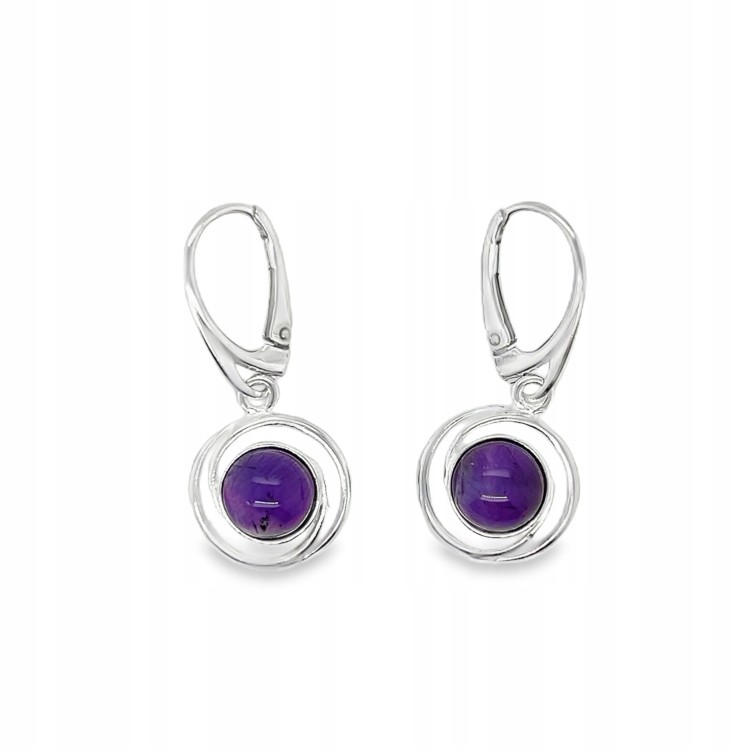 Detailaufnahme des natürlichen Amethysts im Ohrring