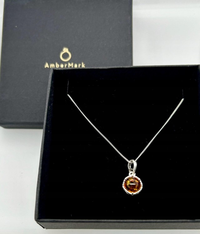 Silberner Bernsteinschmuck Detailaufnahme