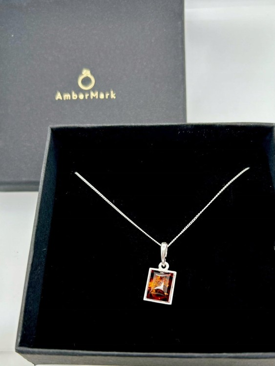 Schmuckstück aus echtem Bernstein und Silber