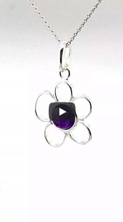 Silberanhänger mit natürlichem Amethyst Blume Vorderansicht