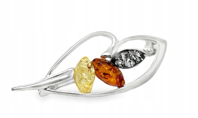 silberne brosche mit bernstein in blattform
